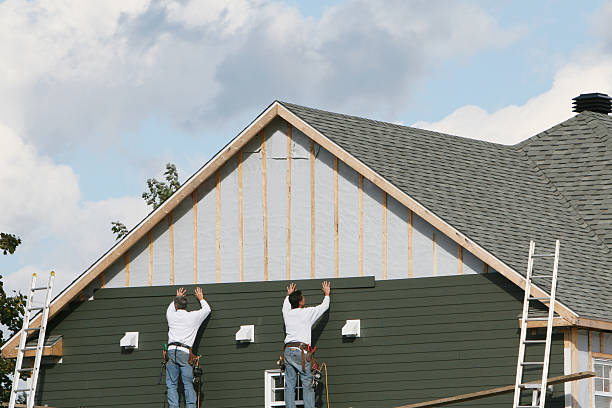 Professional Emergency Siding Repair technician working in Freeport, IL